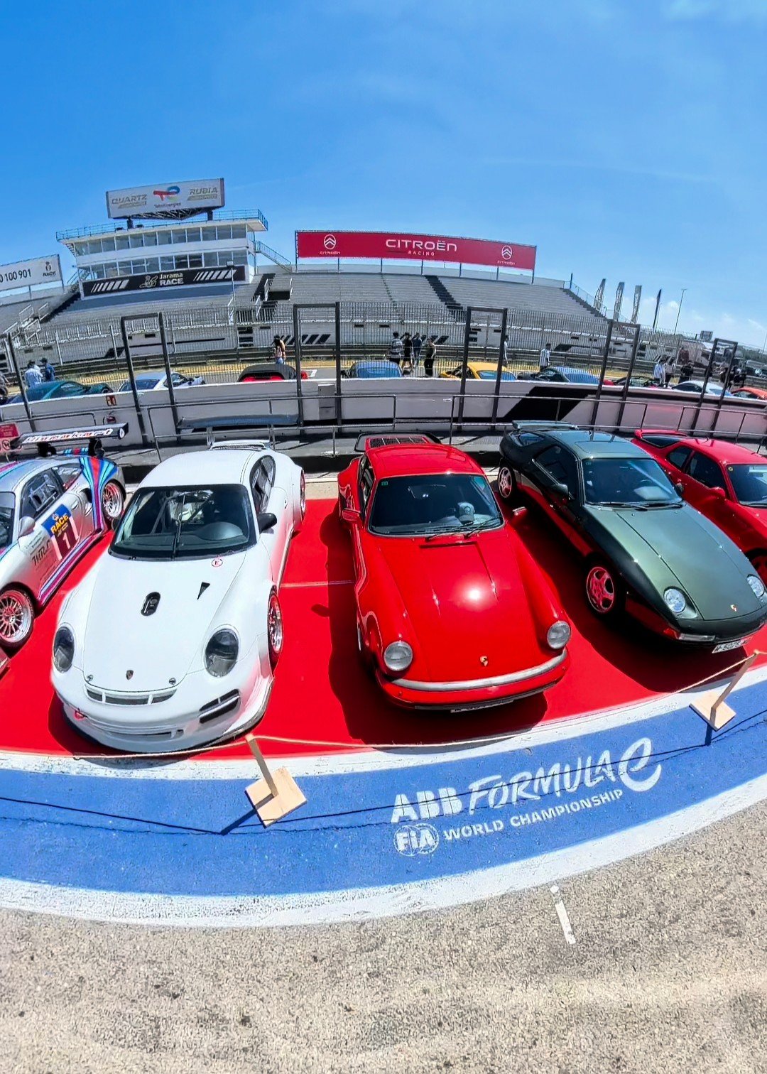 Porsche 911 clásicos en alfombra roja en un circuito